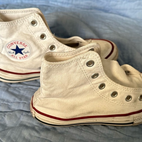 Converse Classic Chuck Taylor ALL STAR High tops in WHITE. Gently Used - Picture 3 of 8